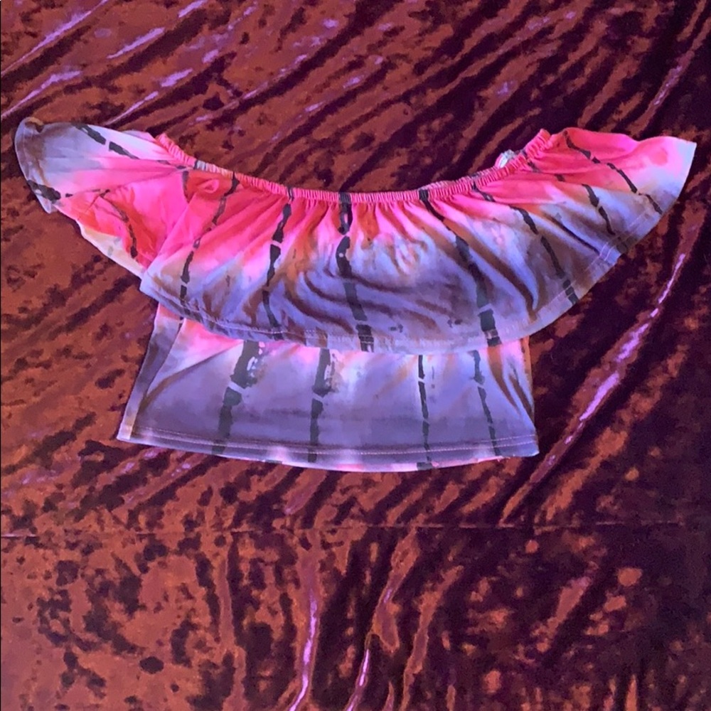 A shoulder flowy crop top